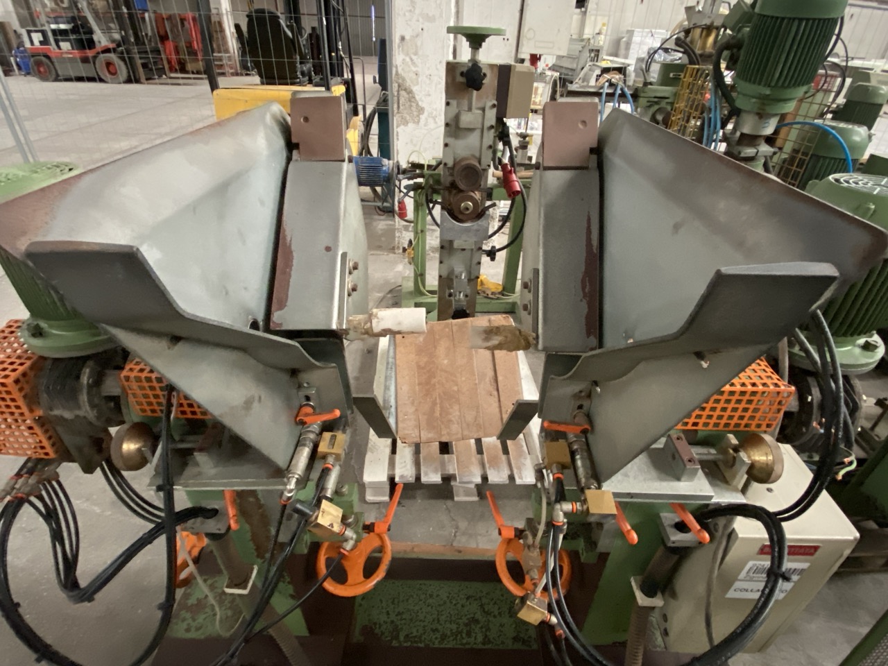 Usato Camam ZD/1 Zigrinatrice doppia per fuselli tondi di sedia o simili, con caricatore