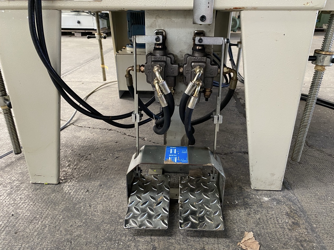 Usato 1999 Camam SI/3L/G1 Strettoio idraulico a due banchi registrabili a libro, per il montaggio di schienali di sedia o simili