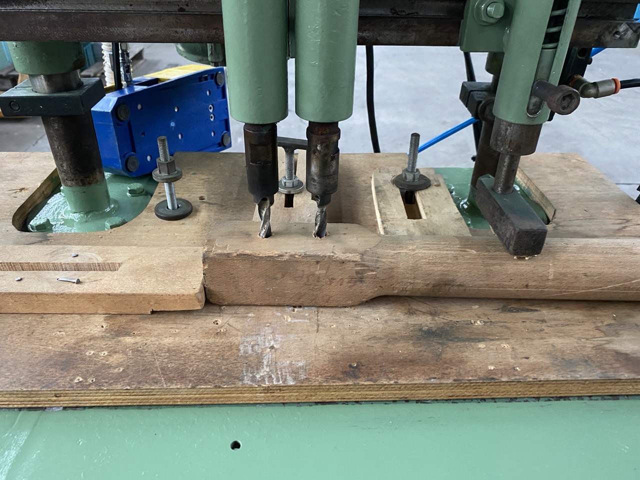 Usato Inseritrice di tirafondi a 2 mandrini, per gambe di tavolo