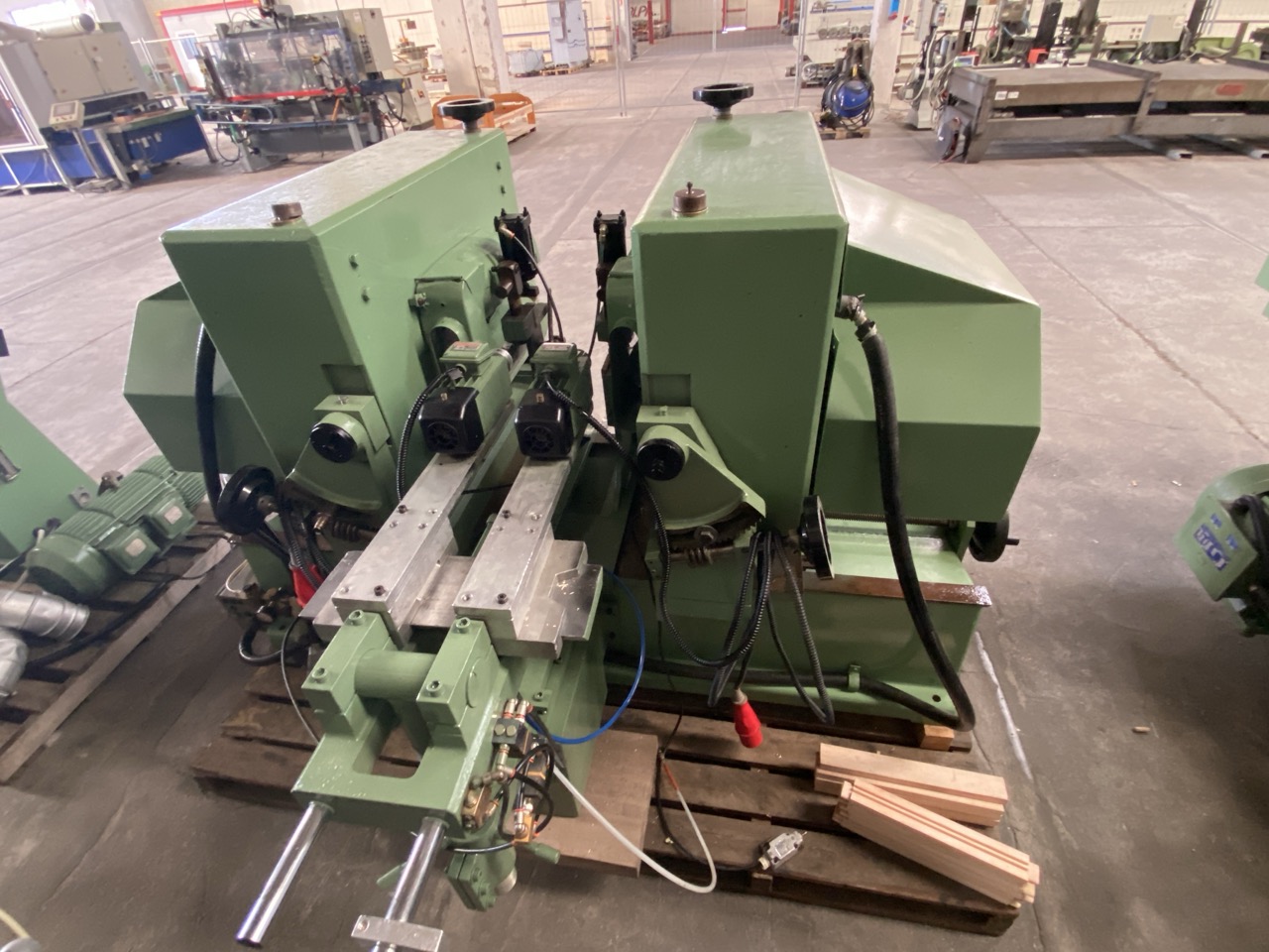 Usato Balestrini Tenonatrice Stondante doppia, automatica con caricatore, completa di gruppo a forare