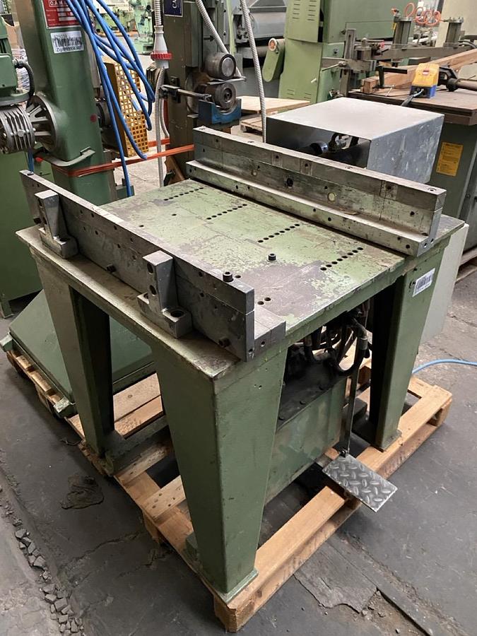 Usato Strettoio idraulico orizzontale, spazio di lavoro cm. 80x43