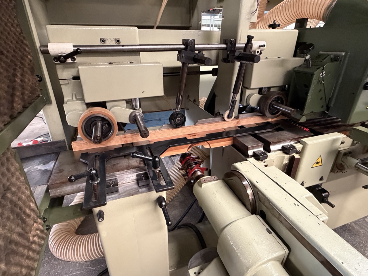Usato 1995 SCM Superset 23 Plus Scorniciatrice marchiata CE, a 6 alberi, banco da mm. 230 con piano rigato.