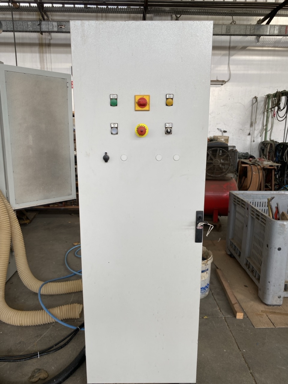 Usato Comec FR/2 Fresatrice automatica programmabile per gambe di Lettini per bambini o elementi simili, revisionata