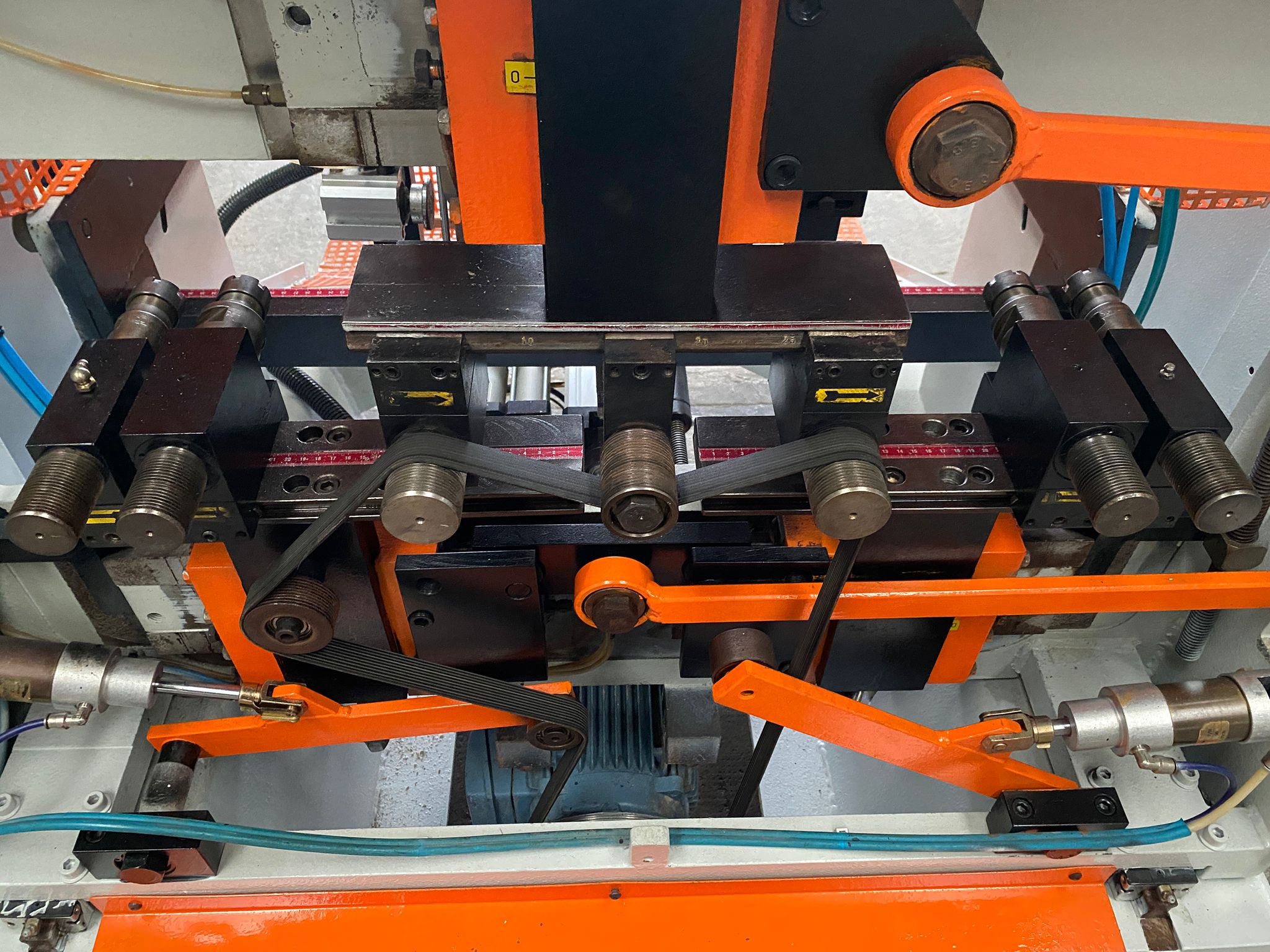 Ricondizionato 1995 Comec MMO/5-CL+CA Mortasatrice orizzontale a doppia oscillazione, con 7 mandrini