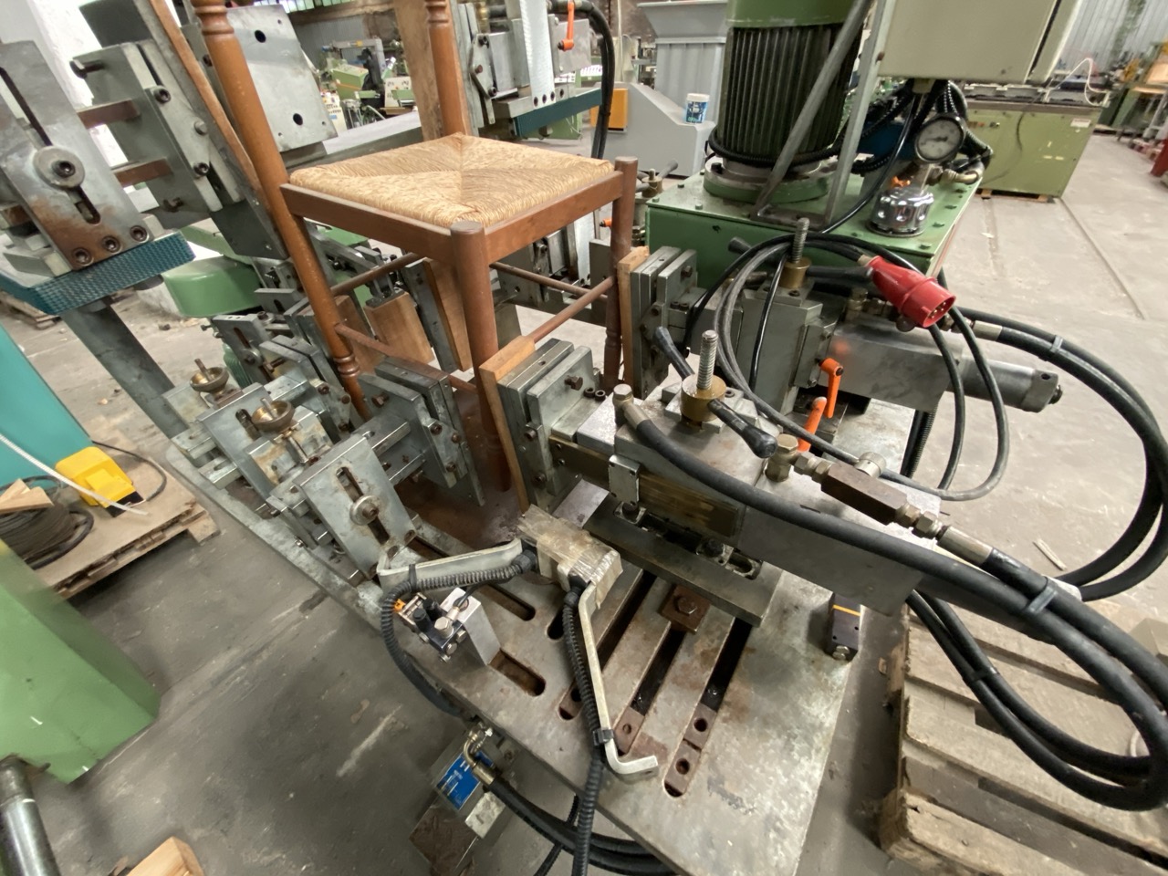 Usato Camam SI / F / 5C, Strettoio a fossa per sedie e poltrone in legno