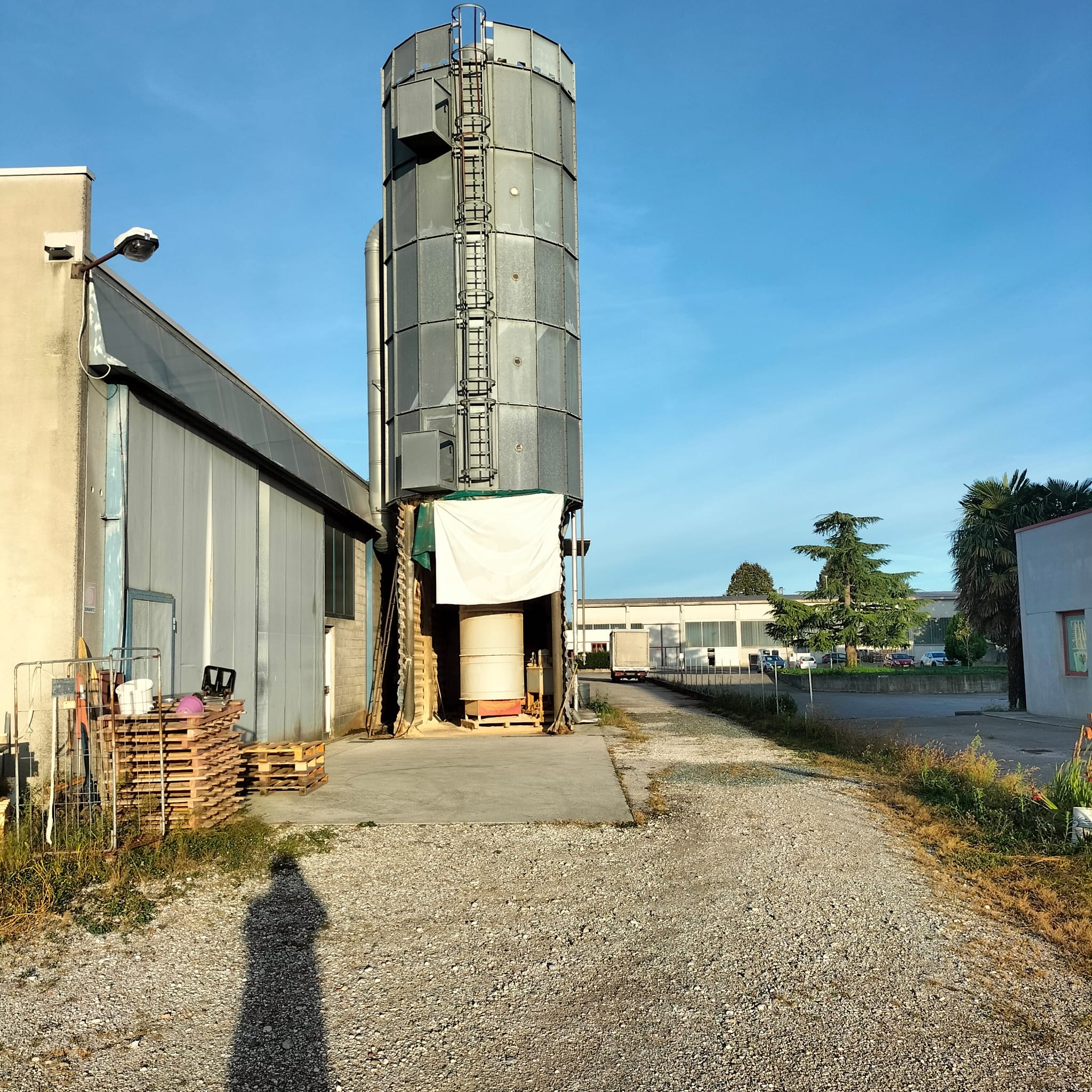 Usato Silos zincato, con scarico a caduta da sotto. Già smontato.