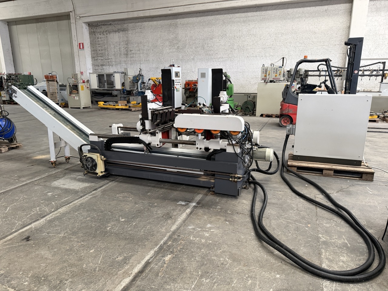 Usato 2002 Friulmac DUALFEED Troncatore - Caricatore per Scorniciatrice idraulico, automatico, con regolazione misure elettronica.