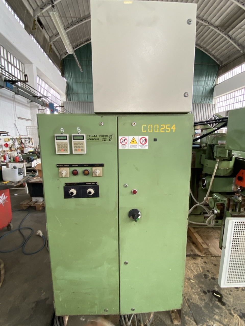 Usato Wigo Squadratrice doppia con 3 gruppi per lato (sega+fresa+fresa), completa di Inverters.