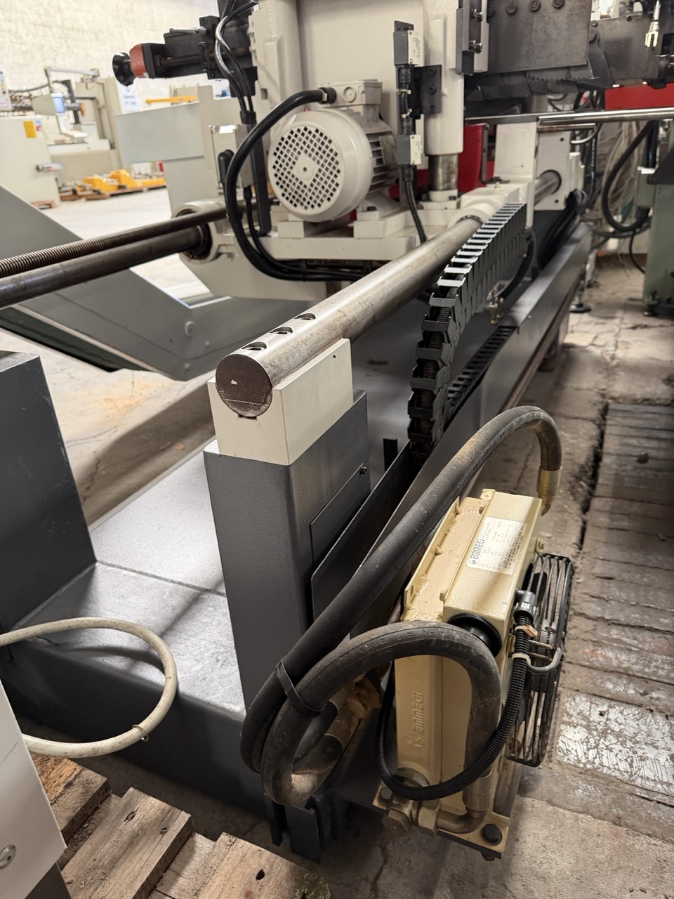 Usato 2002 Friulmac DUALFEED Troncatore - Caricatore per Scorniciatrice idraulico, automatico, con regolazione misure elettronica.