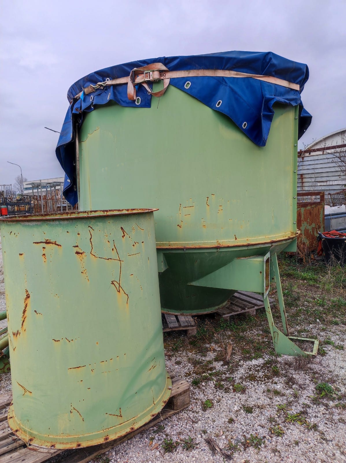 Usato Minisilos con pulizia a scuotimento motorizzato, e 2 motori di aspirazione, totale kw. 11,50.