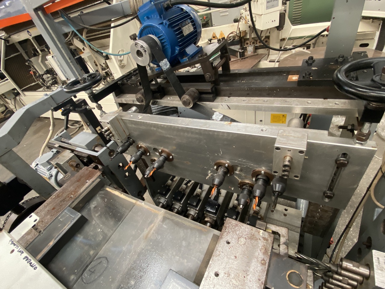 Usato Mortasatrice automatica Comec, con caricatore, per elementi di lettini per bambini