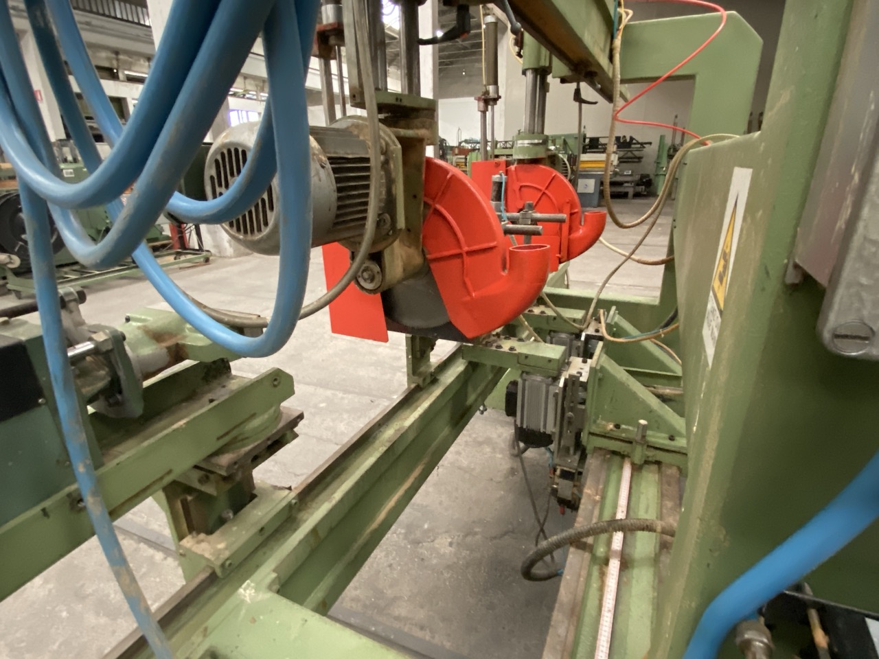 Usato Troncatrice Foratrice doppia, con lame verticali regolabili, 2 testine di foratura inferiori, 2 testine di foratura in testa