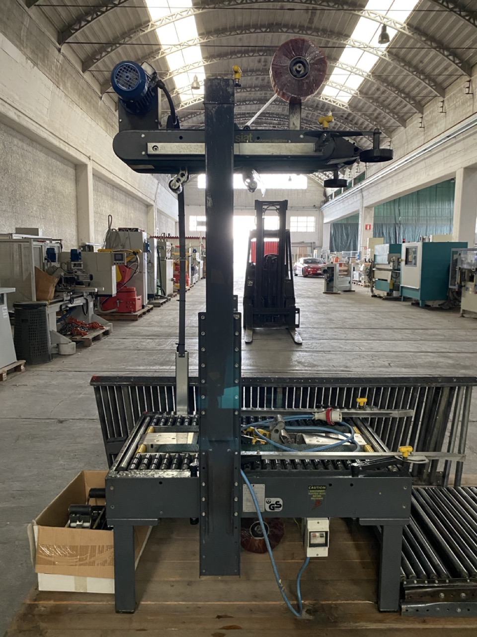 Usato Siat SM26 Scocciatrice superiore e inferiore completa di rulliere di carico e scarico.