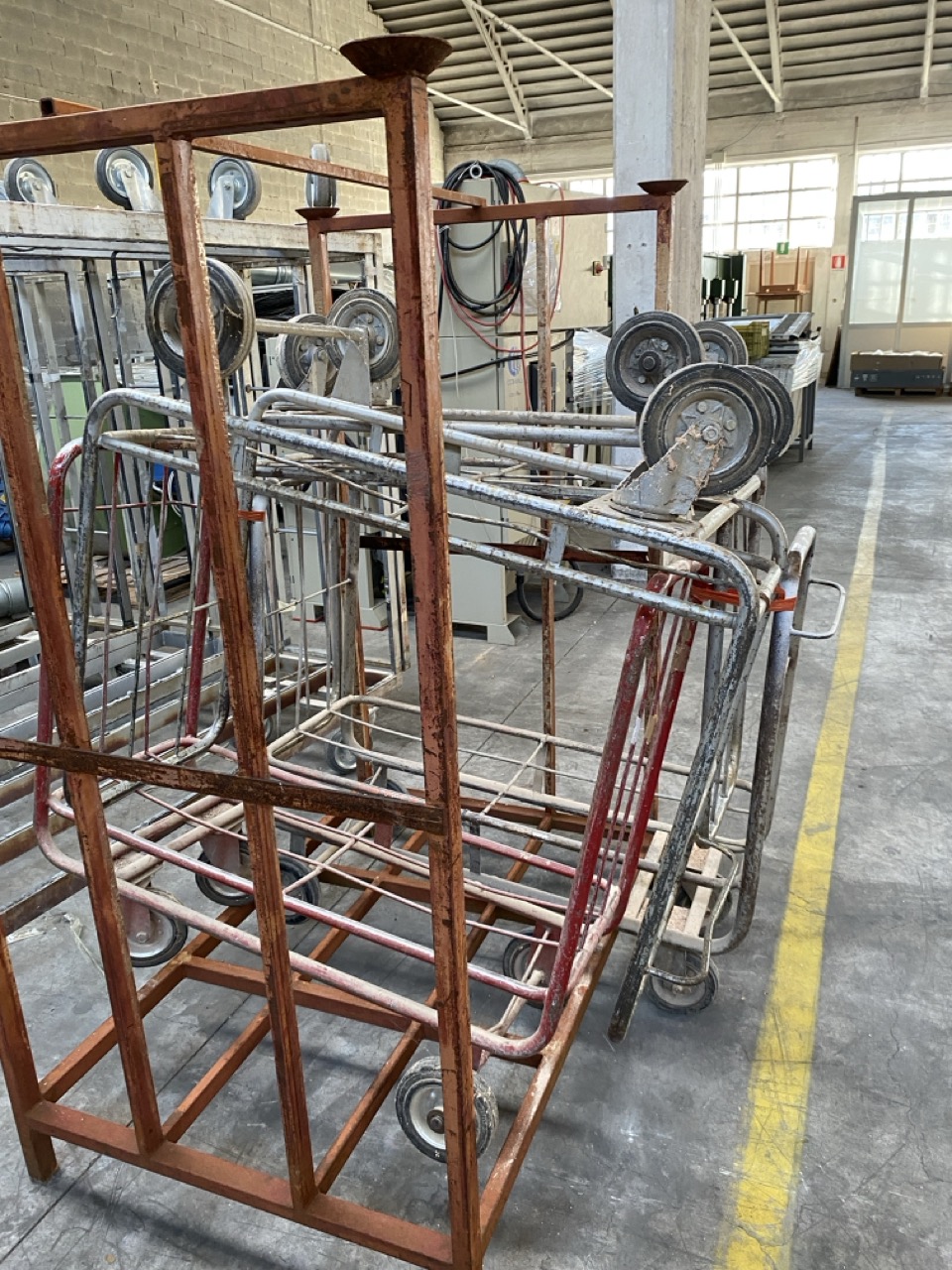 Usato Pedane e carrelli di vari tipi