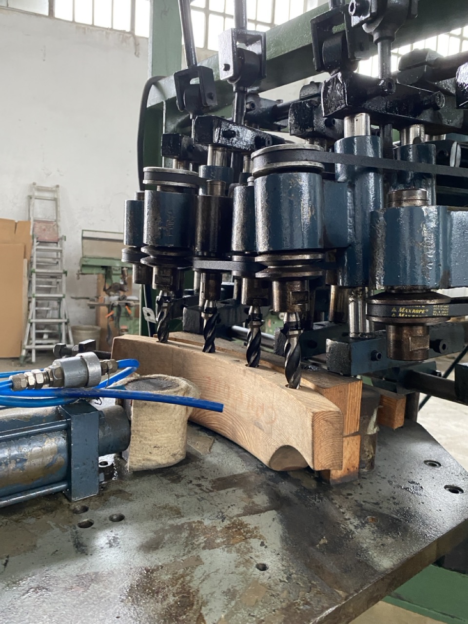 Usato Foratrice verticale a 4 mandrini per pezzi curvi tipo Spalliere di Sedia o simili