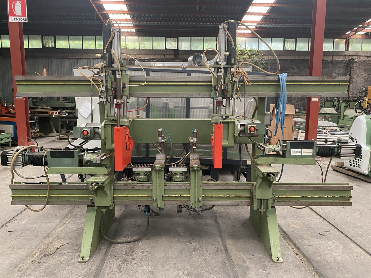 Usato Troncatrice Foratrice doppia, con lame verticali regolabili, 2 testine di foratura inferiori, 2 testine di foratura in testa
