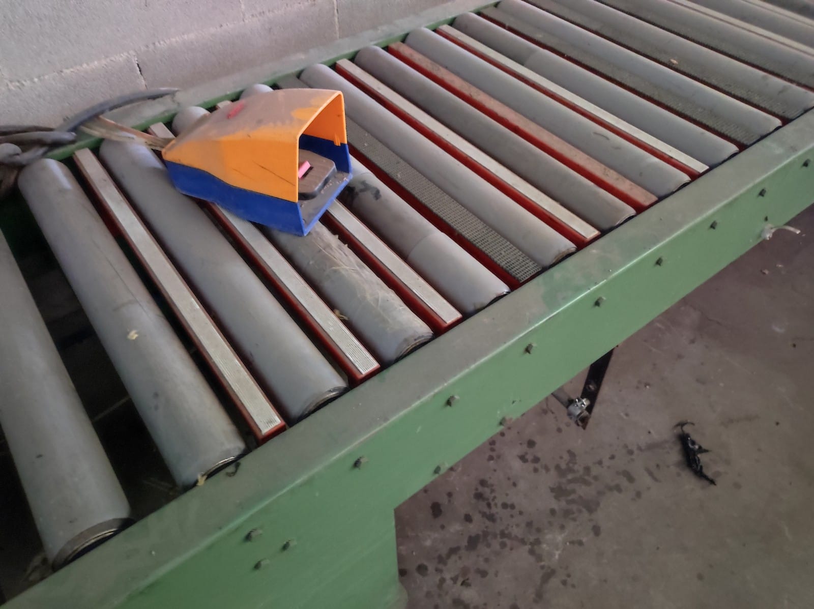 Usato Rulliera motorizzata con 2 fermi di lavoro. Lunghezza cm. 8000, larghezza cm. 65.