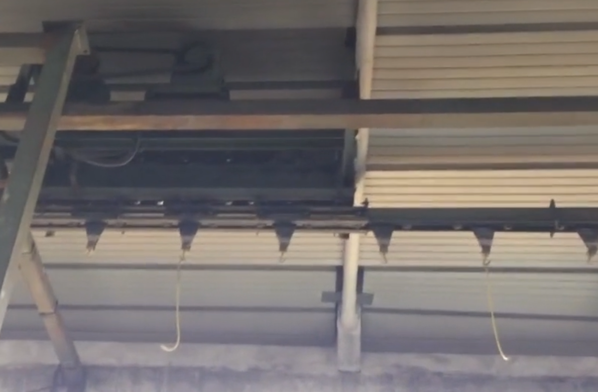 Usato Catena di verniciatura da metri lineari 280 circa, completa di binari, catena e motore di traino.