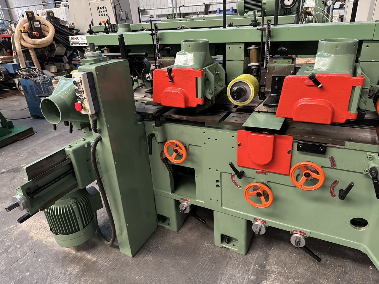 Ricondizionato Weinig U22N Scorniciatrice 8 alberi, piano rigato, traino ravvicinato, con caricatore laterale automatico