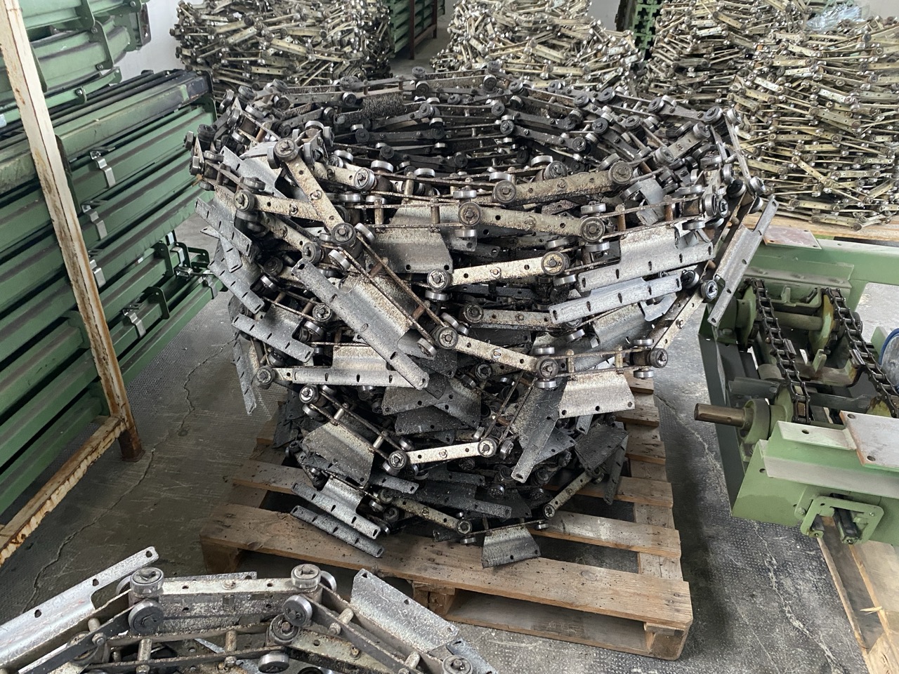 Usato 1999 CM System D8 Trasportatore aereo (catena di verniciatura) per la movimentazione di sedie o prodotti simili, tinti su ganci. Metri lineari 80.