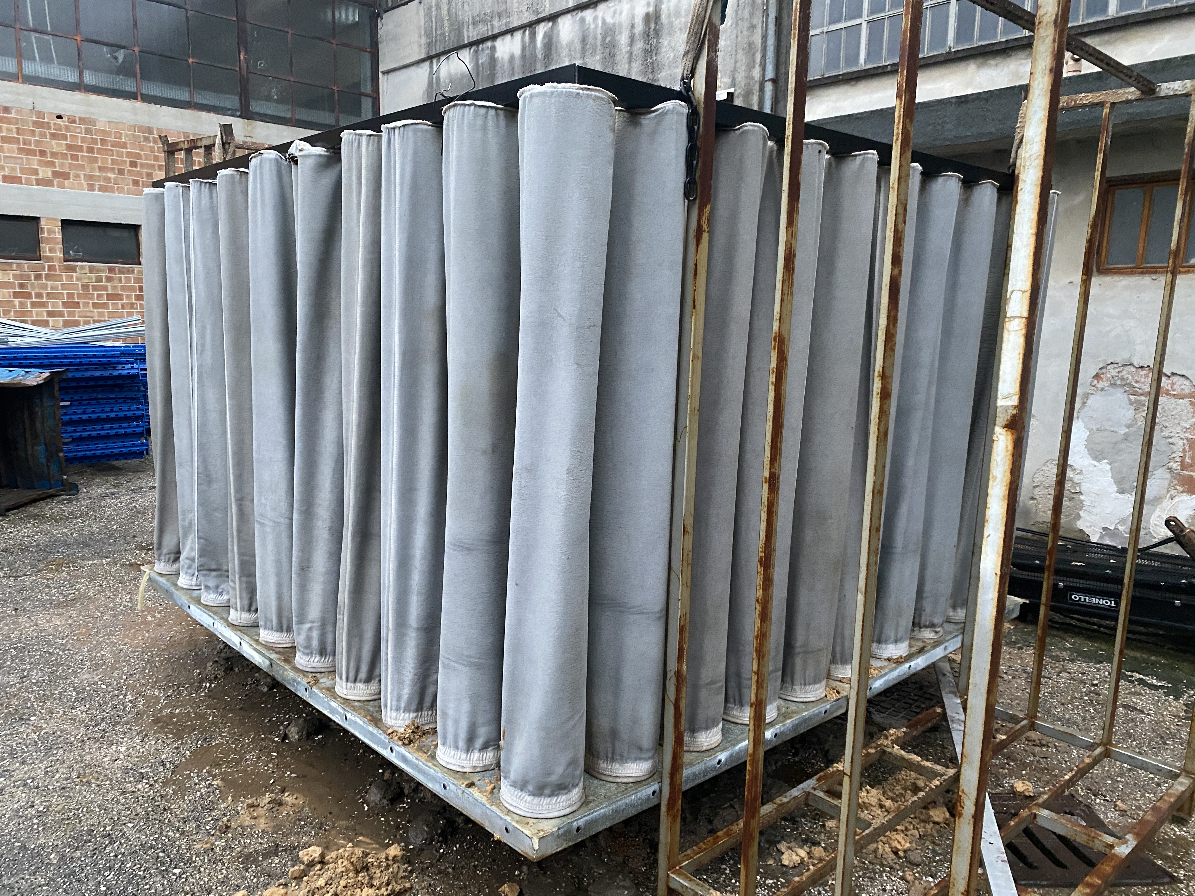 Usato Silos zincato, con scarico a caduta da sotto. Già smontato.