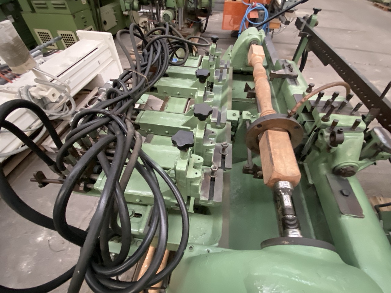 Ricondizionato Tornio per legno semi automatico marca Oma