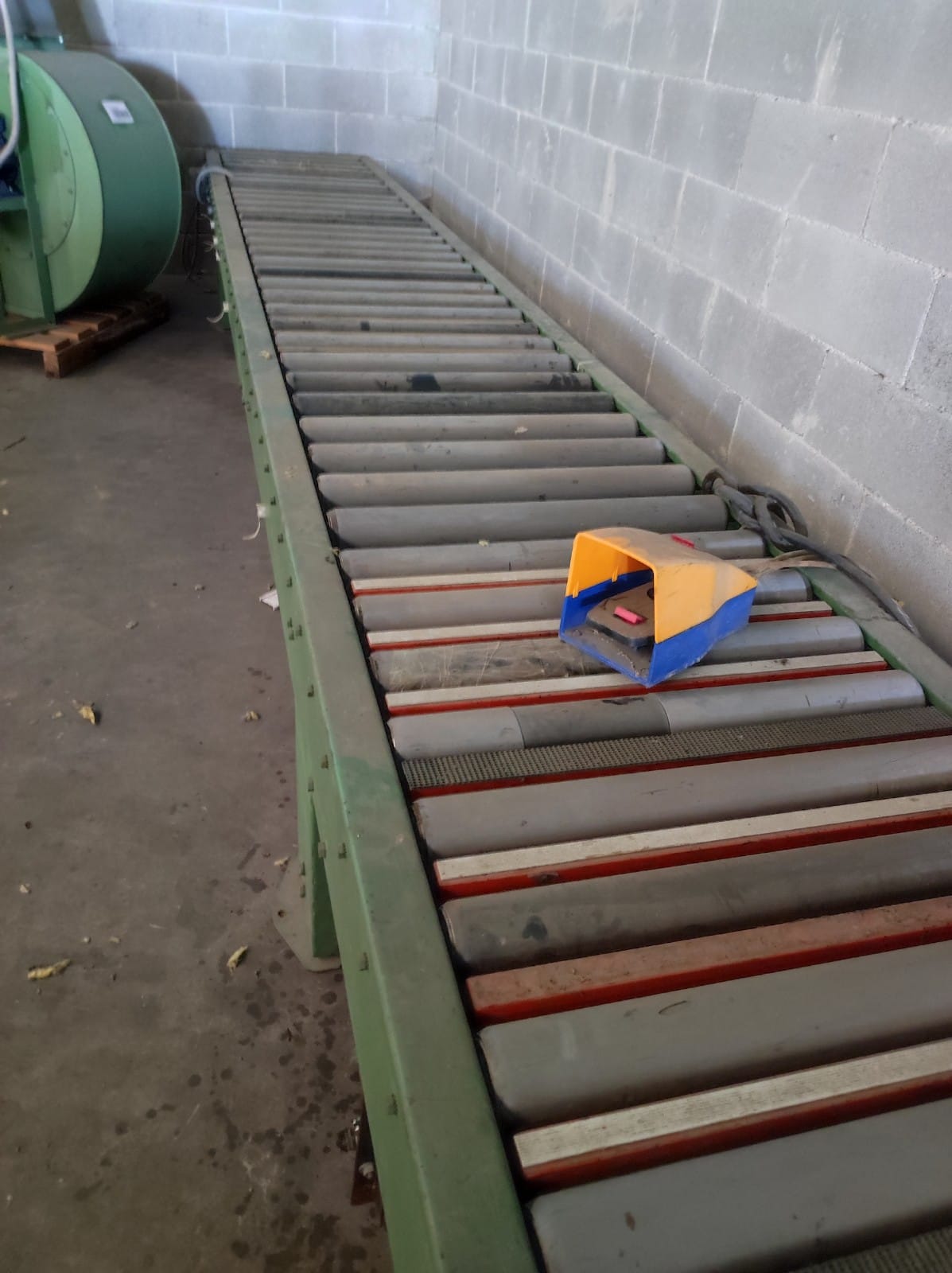 Usato Rulliera motorizzata con 2 fermi di lavoro. Lunghezza cm. 8000, larghezza cm. 65.