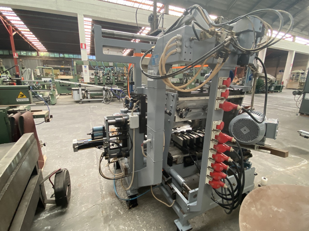 Usato Mortasatrice automatica Comec, con caricatore, per elementi di lettini per bambini