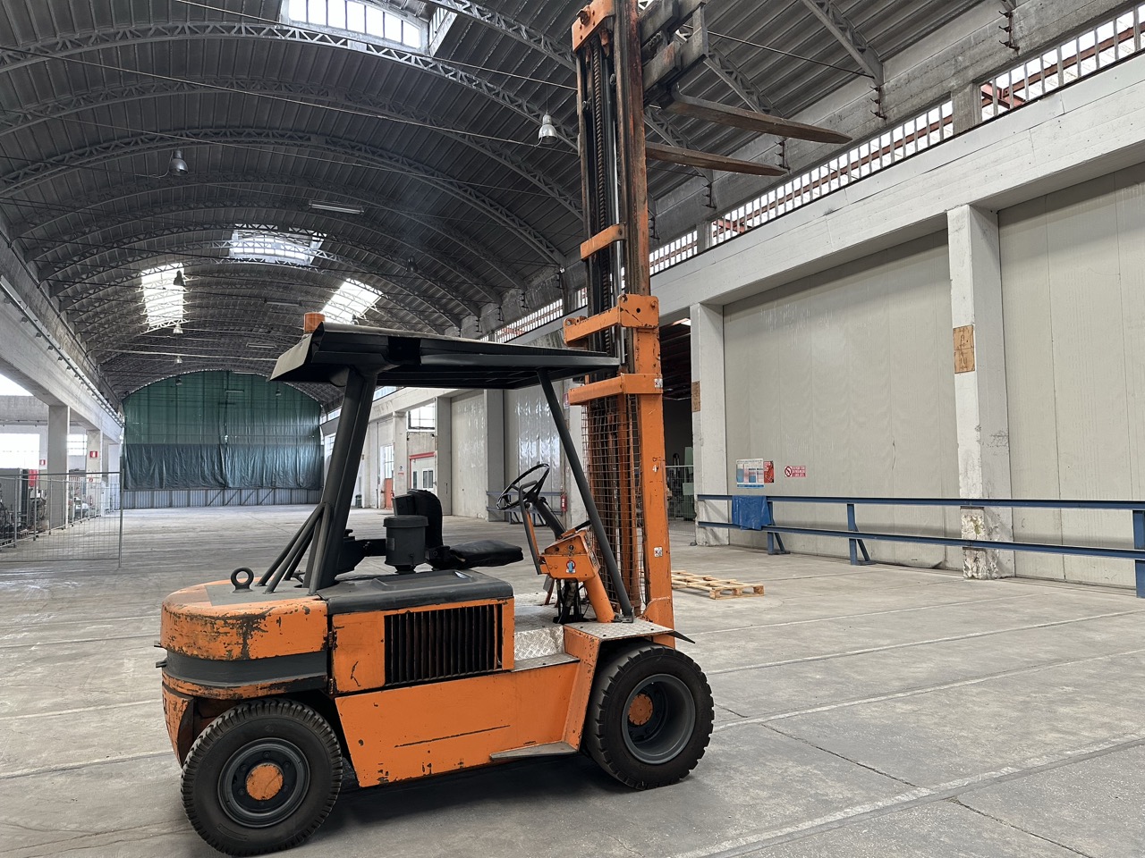 Usato 1990 Lugli 40C Sollevatore diesel, gemellato, con translatore