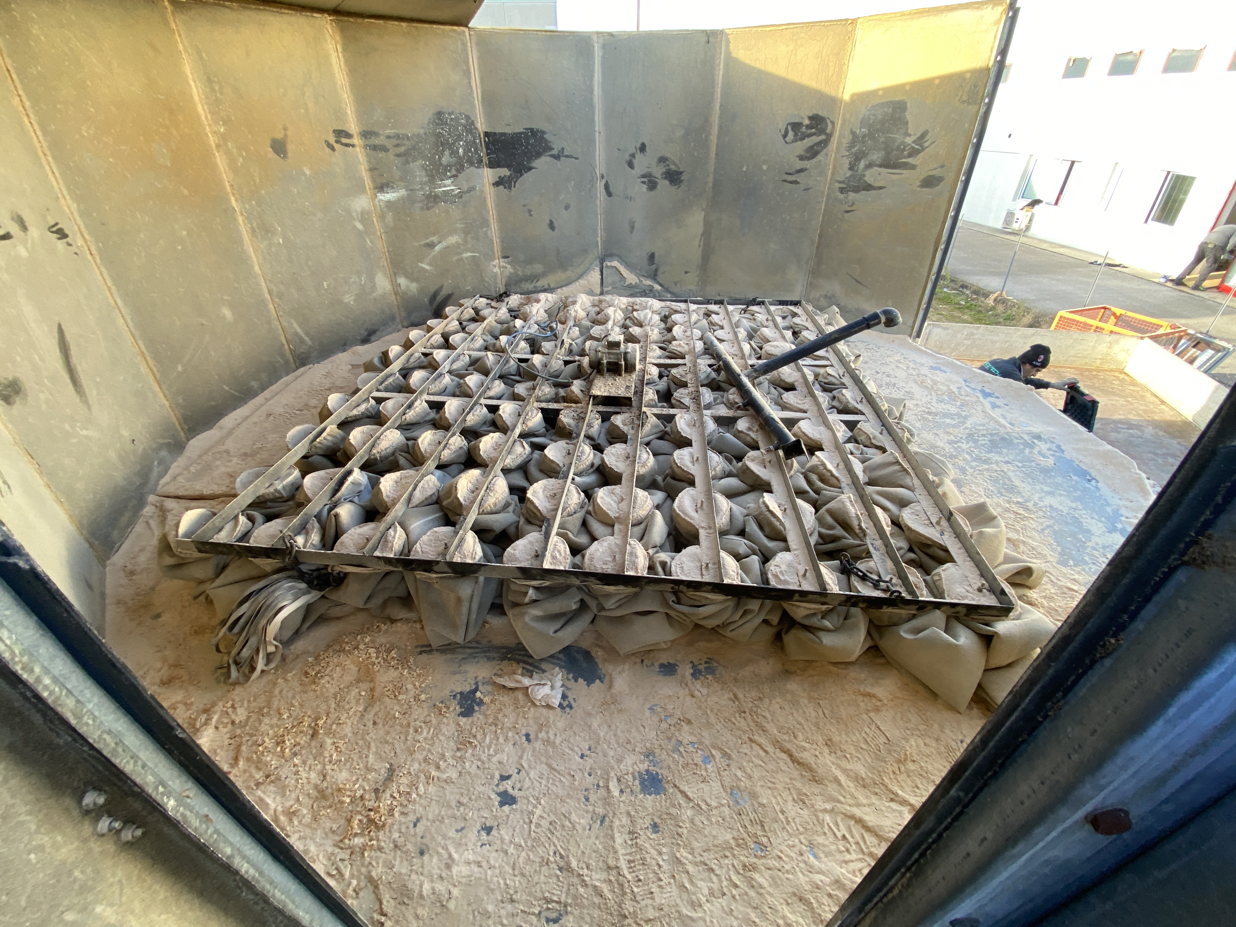 Usato Silos zincato, con scarico a caduta da sotto. Già smontato.