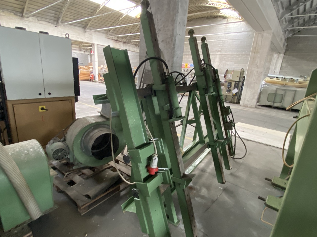 Ricondizionato Strettoio idraulico verticale per serramenti