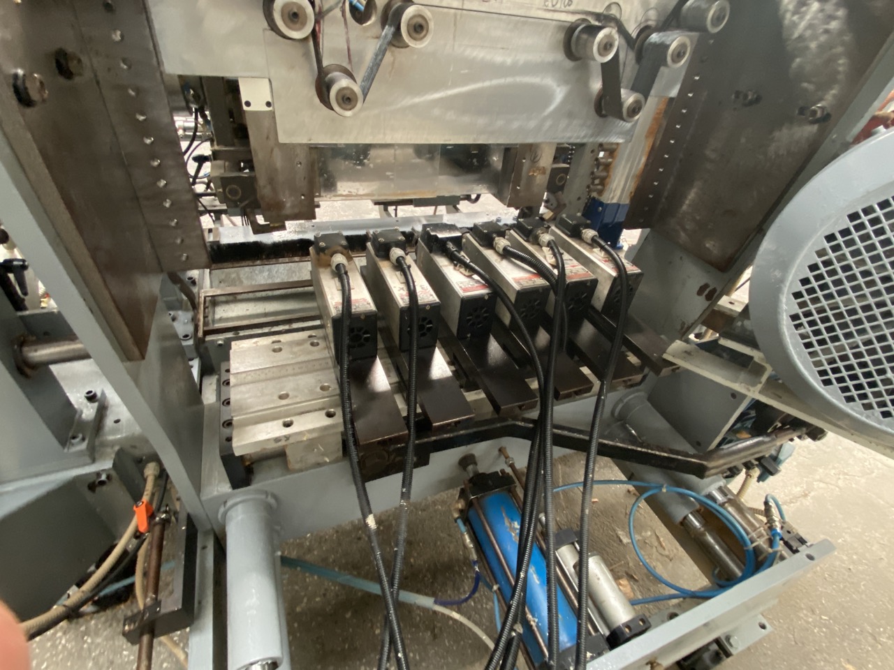 Usato Mortasatrice automatica Comec, con caricatore, per elementi di lettini per bambini