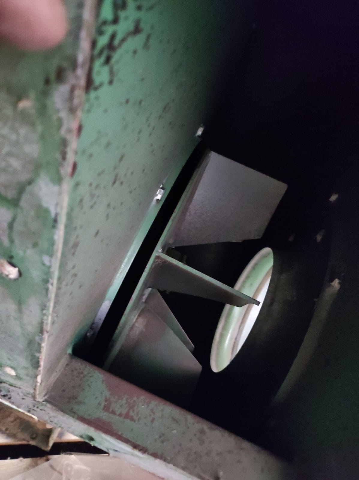 Usato Minisilos con pulizia a scuotimento motorizzato, e 2 motori di aspirazione, totale kw. 11,50.