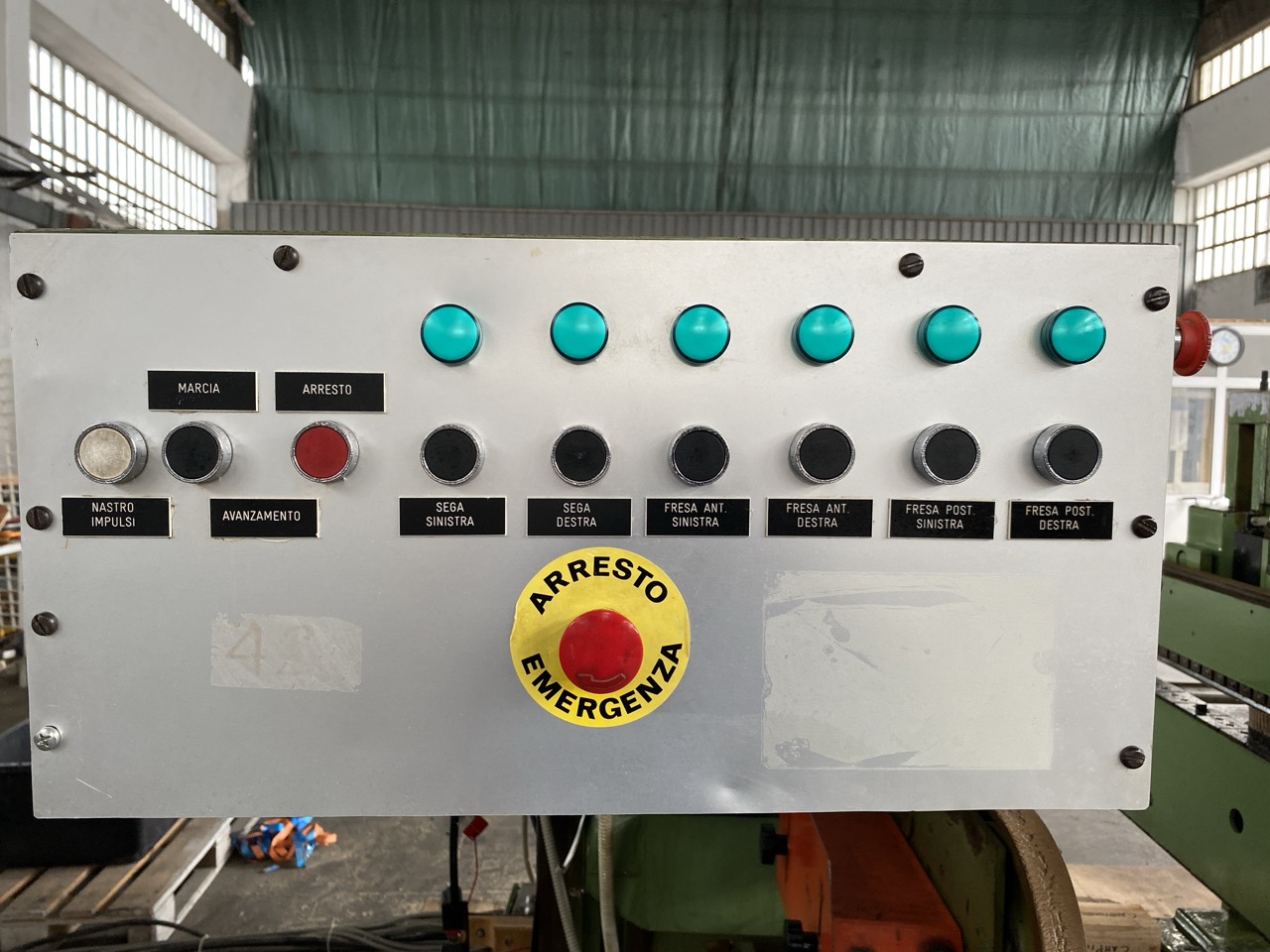 Usato Wigo Squadratrice doppia con 3 gruppi per lato (sega+fresa+fresa), completa di Inverters.