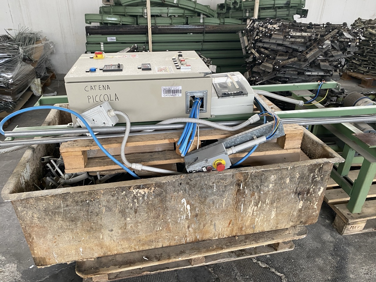 Usato 1999 CM System D8 Trasportatore aereo (catena di verniciatura) per la movimentazione di sedie o prodotti simili, tinti su ganci. Metri lineari 80.