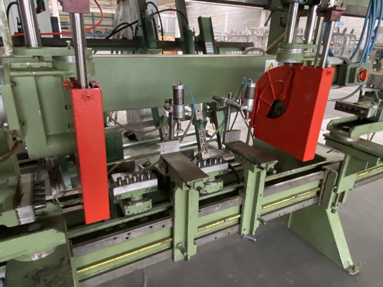 Usato Troncatrice Foratrice doppia, con lame verticali regolabili, 2 testine di foratura inferiori, 2 testine di foratura in testa