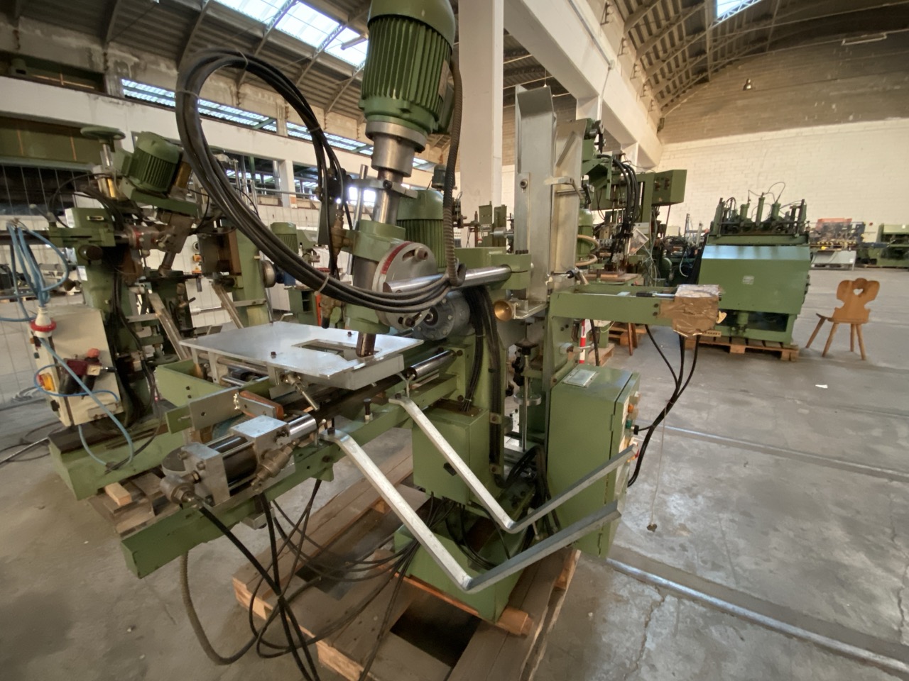 Usato Camam Zigrinatrice doppia automatica, con caricatore e gruppo a forare per fuselli con foro centrale.