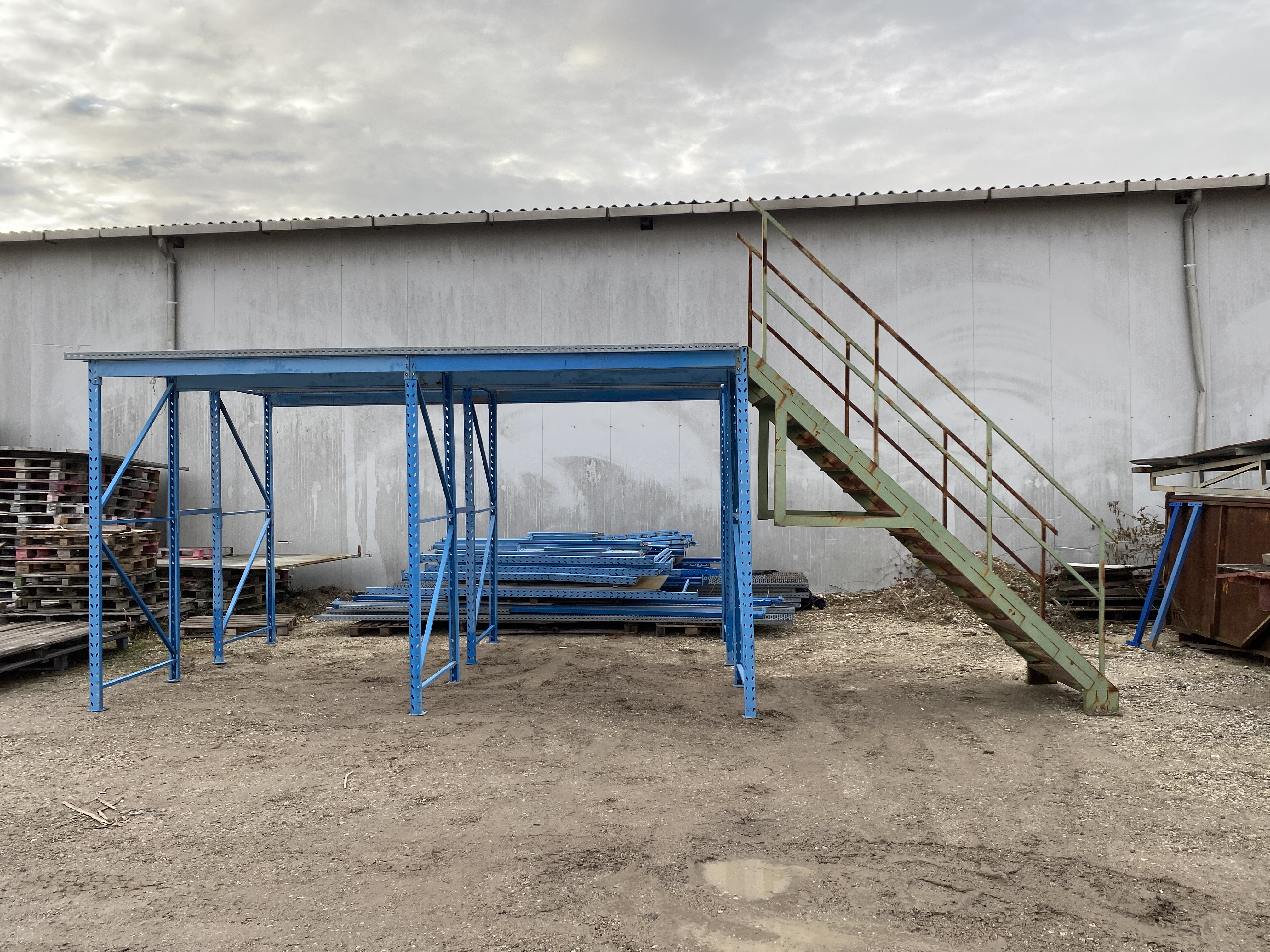 Usato Soppalco completo da 10 metri quadri, con possibilità di ampliare fino a 60 metri quadri