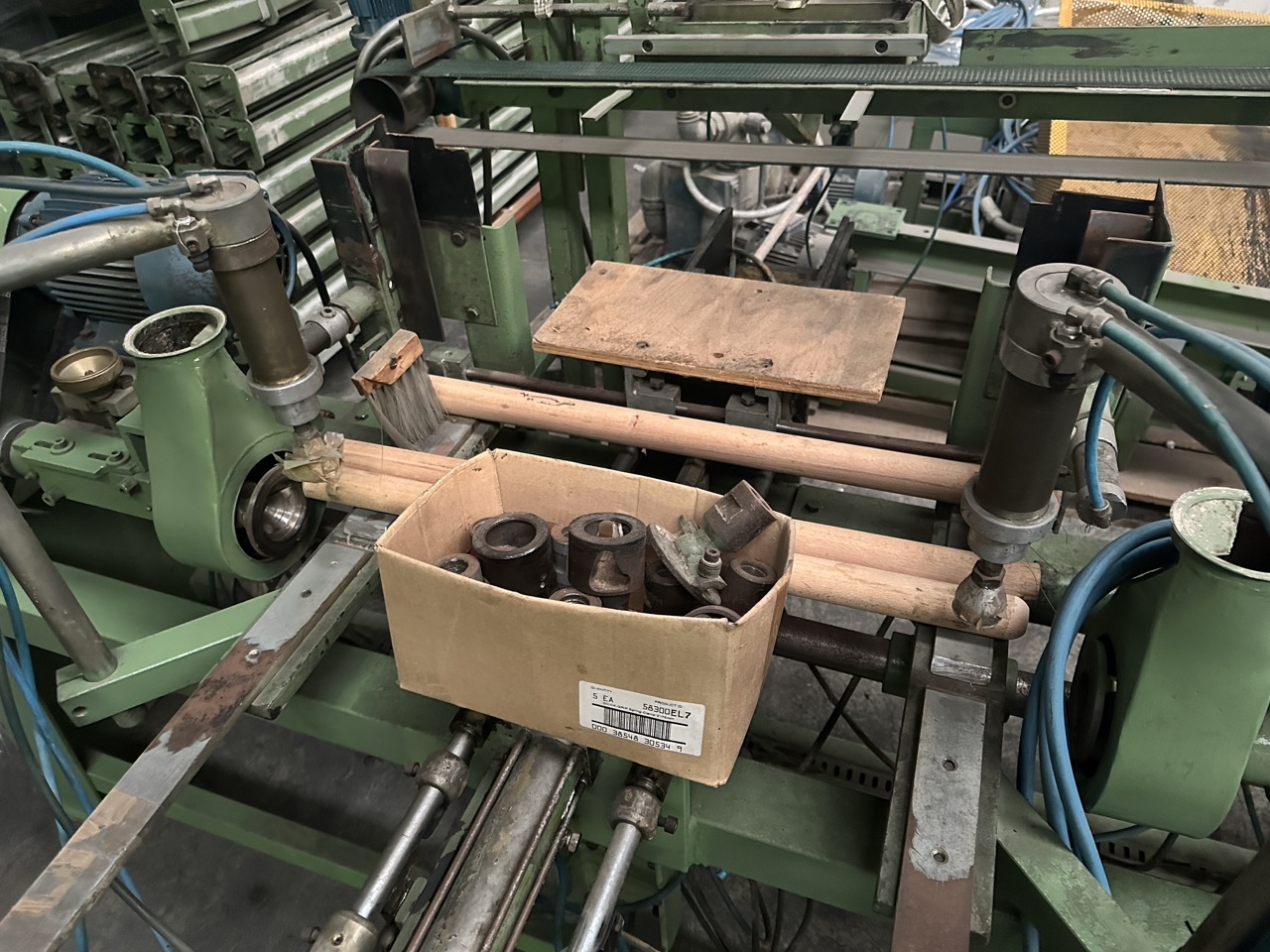 Usato Fresatrice arrotondatrice automatica per teste, con caricatore pneumatico e nastri di alimentazione