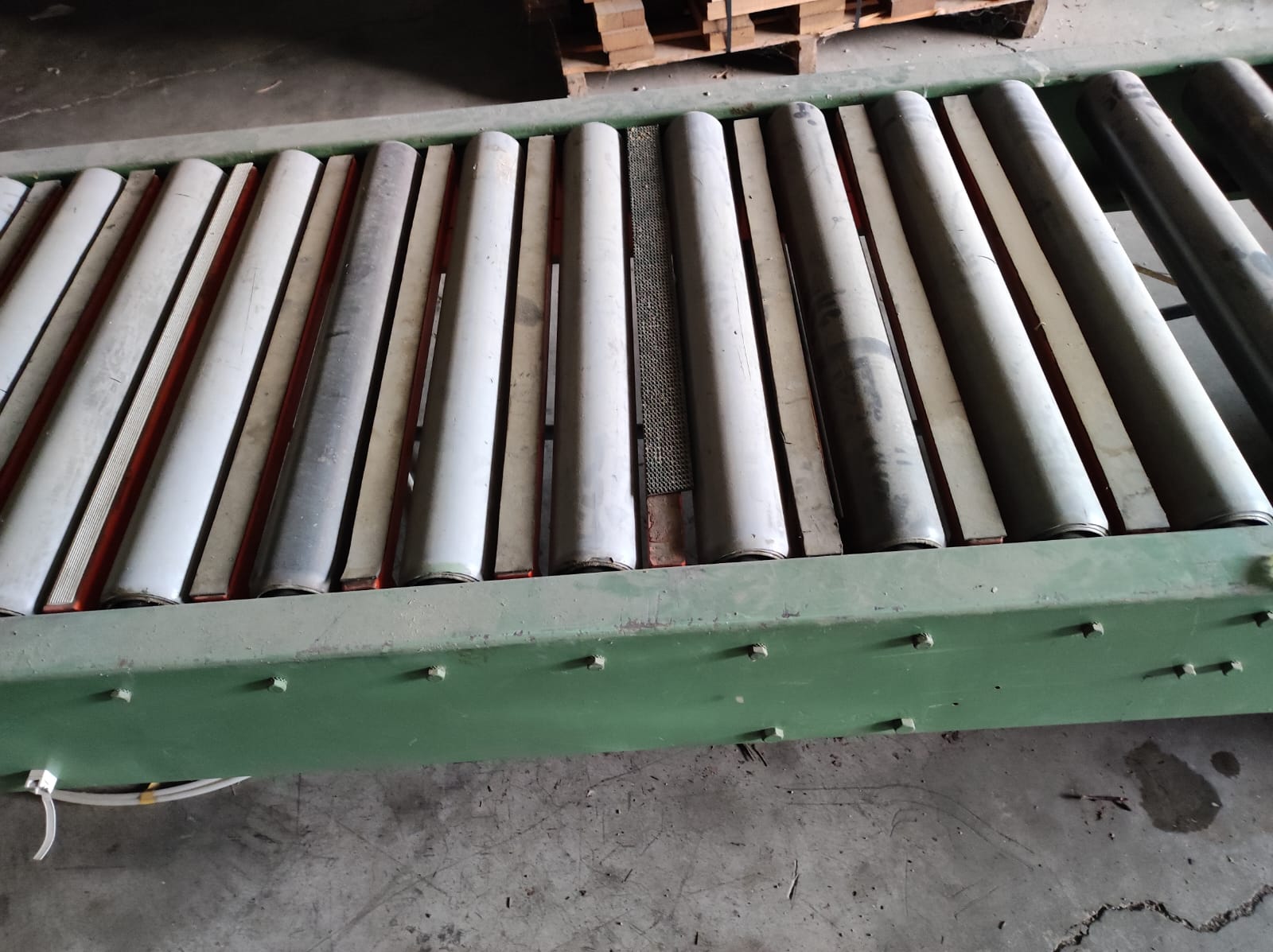 Usato Rulliera motorizzata con 2 fermi di lavoro. Lunghezza cm. 8000, larghezza cm. 65.