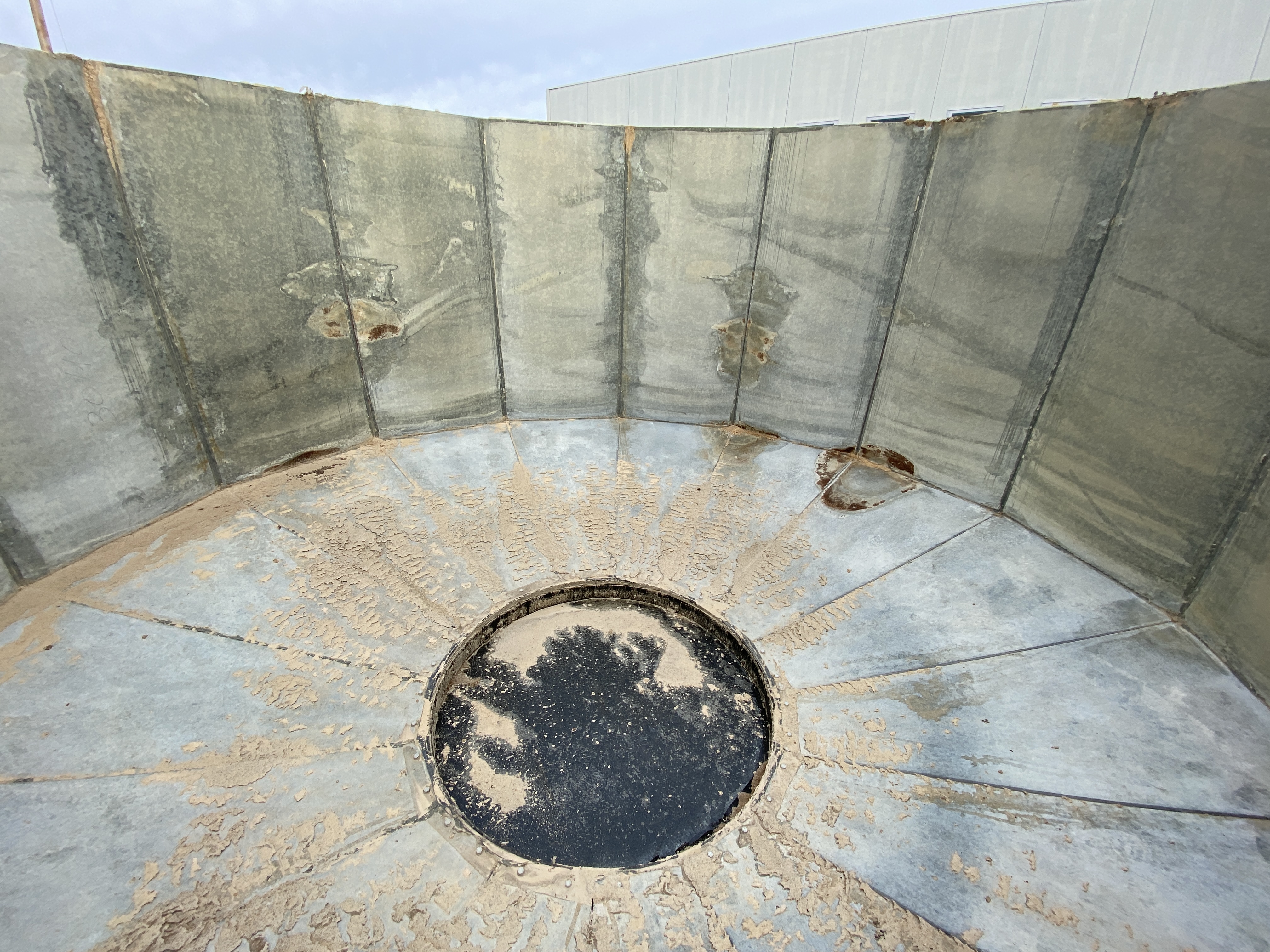 Usato Silos zincato, con scarico a caduta da sotto. Già smontato.
