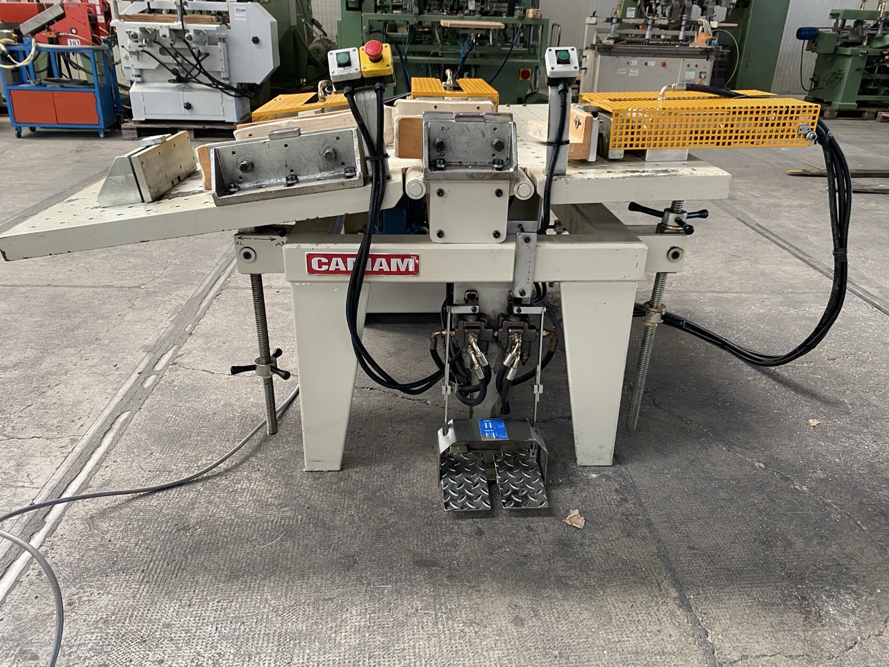 Usato 1999 Camam SI/3L/G1 Strettoio idraulico a due banchi registrabili a libro, per il montaggio di schienali di sedia o simili