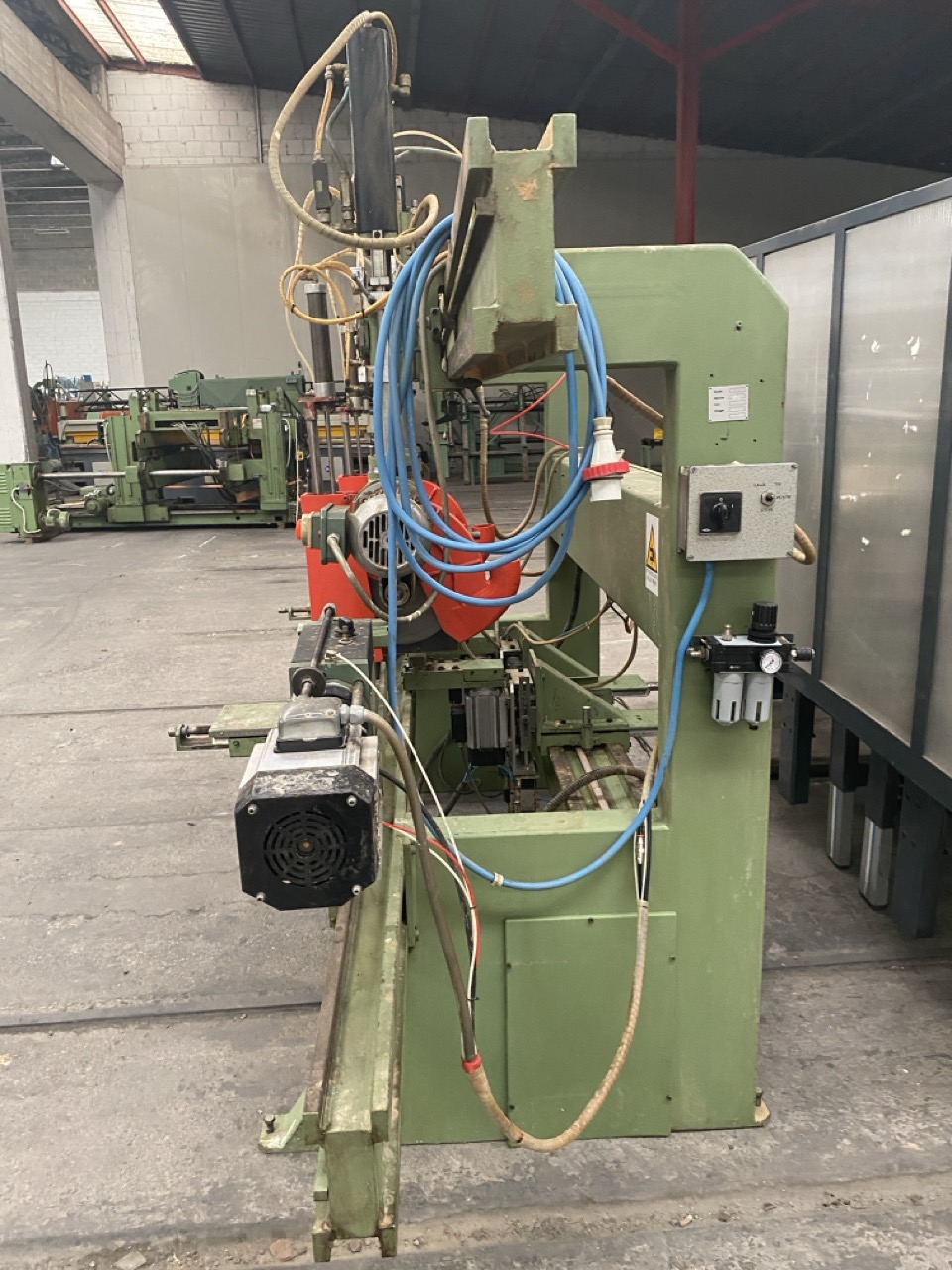 Usato Troncatrice Foratrice doppia, con lame verticali regolabili, 2 testine di foratura inferiori, 2 testine di foratura in testa