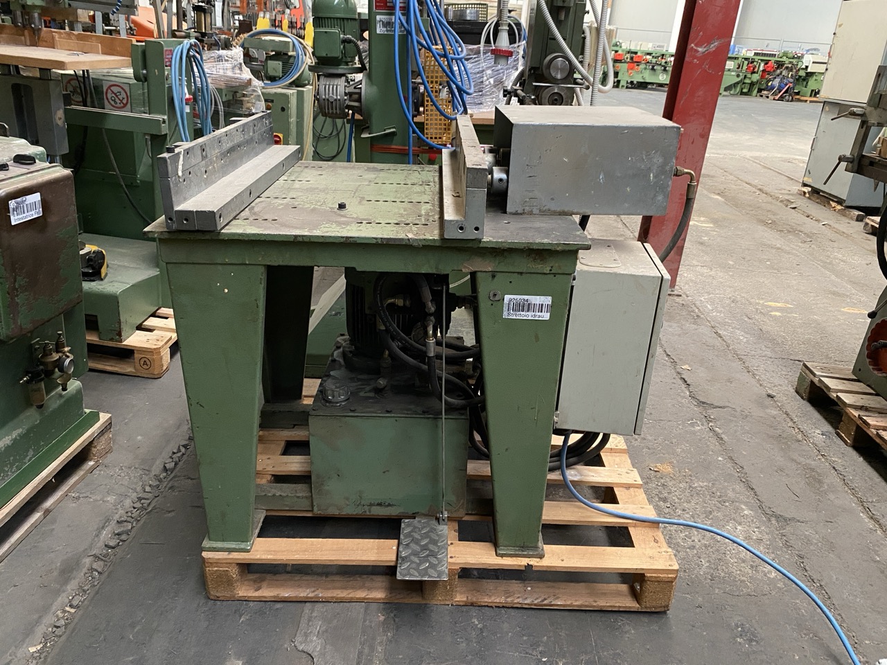 Usato Strettoio idraulico orizzontale, spazio di lavoro cm. 80x43