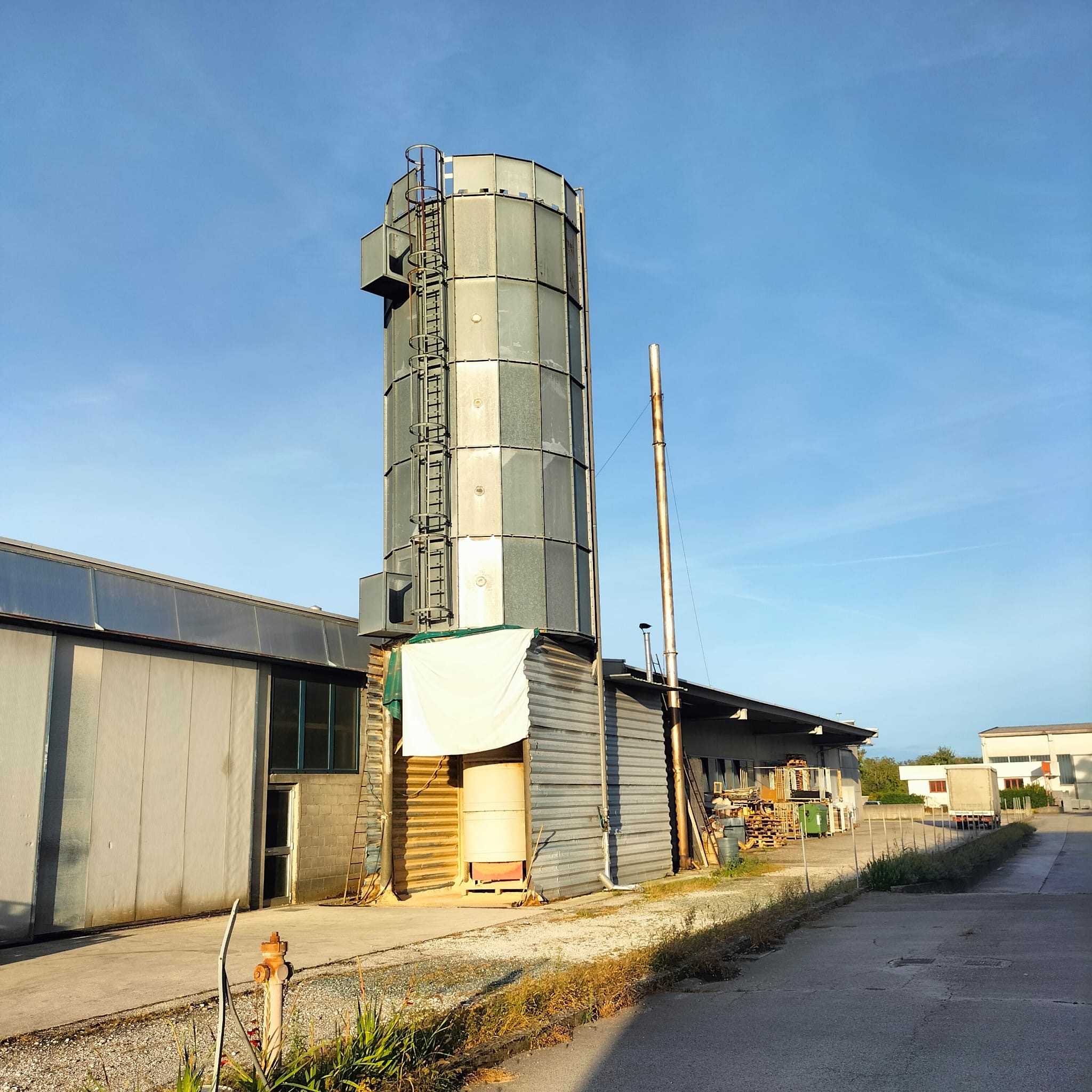 Usato Silos zincato, con scarico a caduta da sotto. Già smontato.