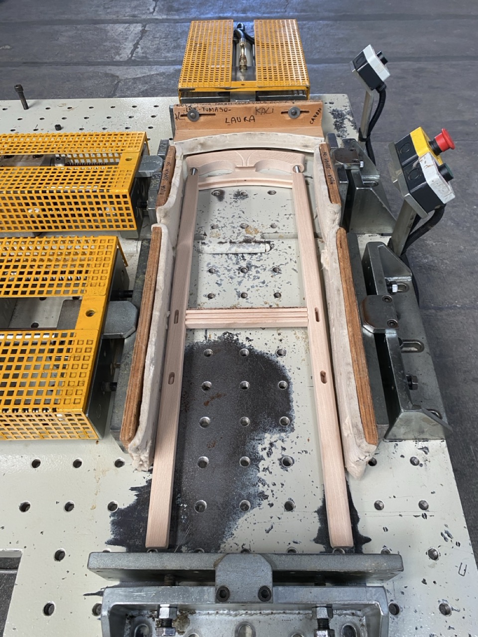 Usato 1999 Camam SI/3L/G1 Strettoio idraulico a due banchi registrabili a libro, per il montaggio di schienali di sedia o simili