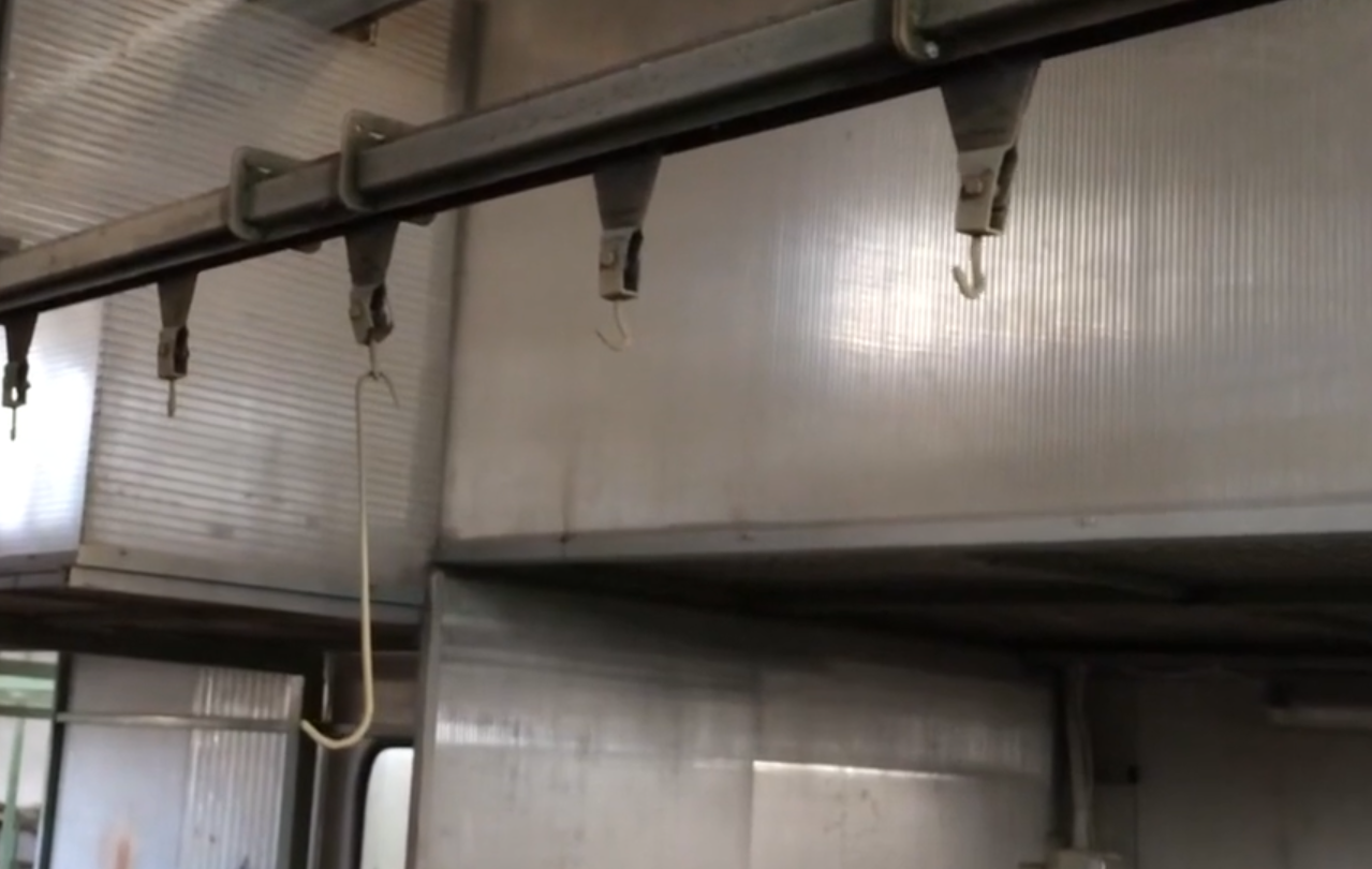 Usato Catena di verniciatura da metri lineari 280 circa, completa di binari, catena e motore di traino.