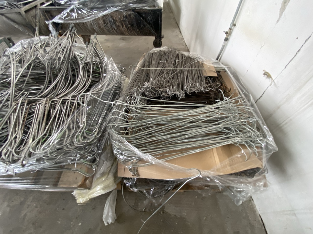 Usato 1999 CM System D8 Trasportatore aereo (catena di verniciatura) per la movimentazione di sedie o prodotti simili, tinti su ganci. Metri lineari 80.