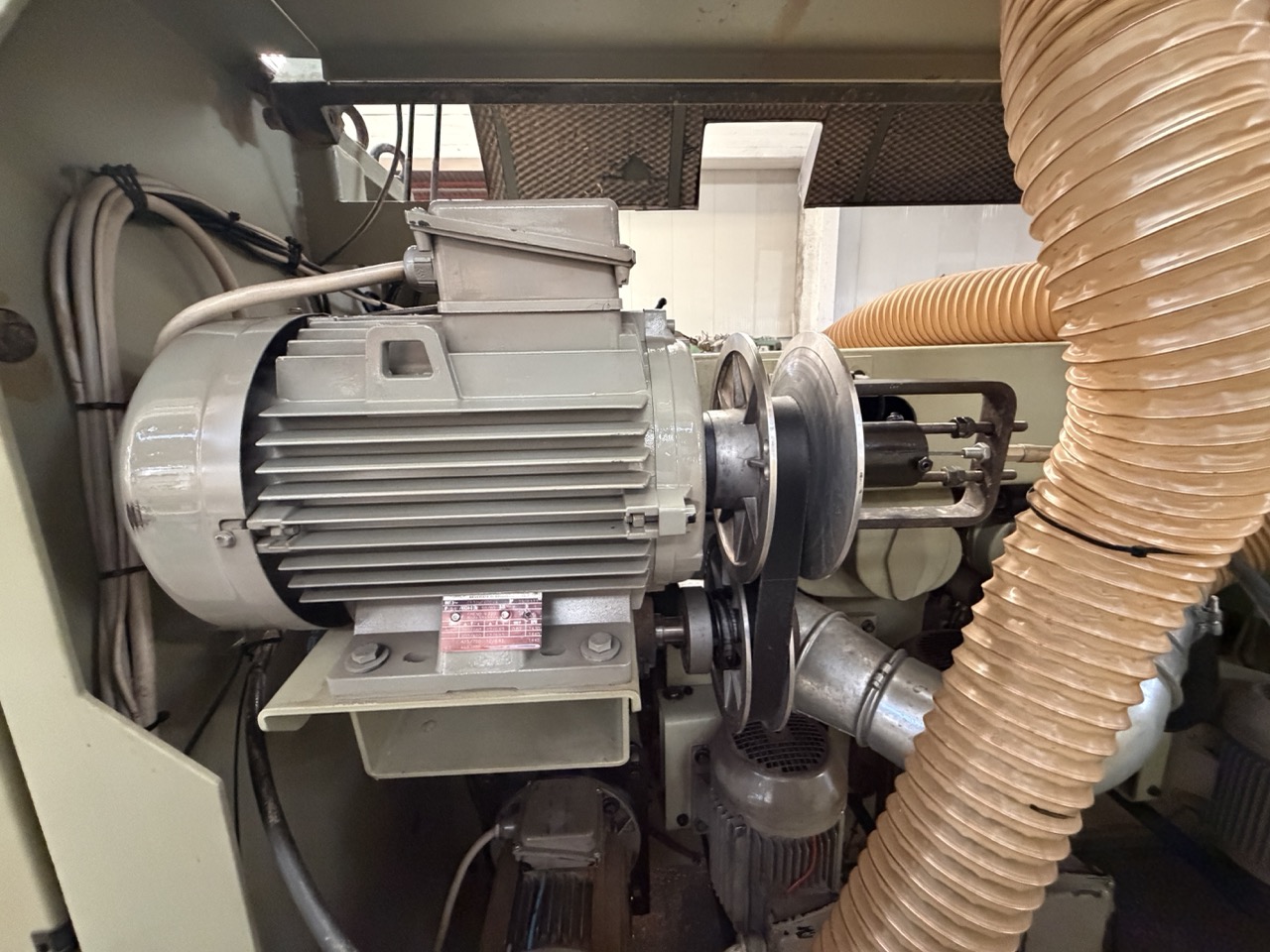 Usato 1995 SCM Superset 23 Plus Scorniciatrice marchiata CE, a 6 alberi, banco da mm. 230 con piano rigato.