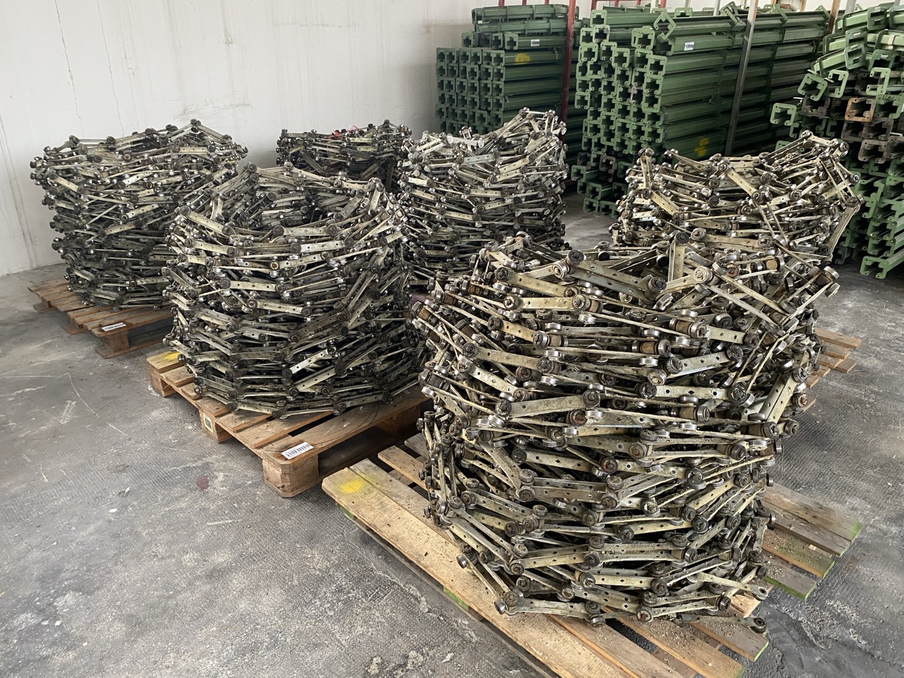 Usato 1999 CM System D8 Trasportatore aereo (catena di verniciatura) per la movimentazione di sedie o prodotti simili, tinti su ganci. Metri lineari 600